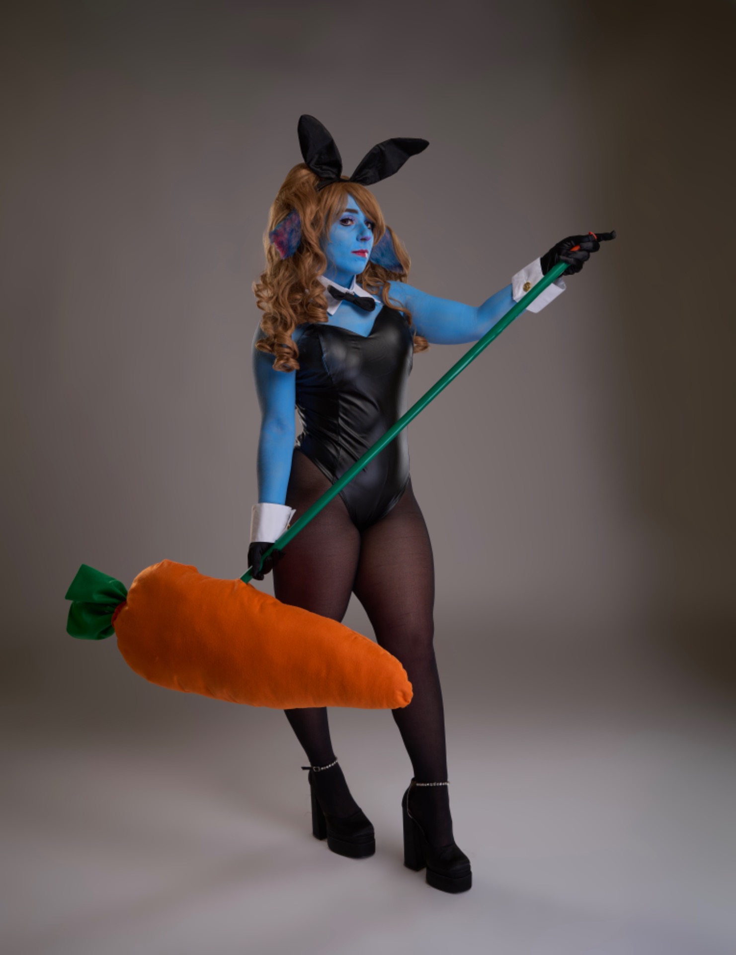 Esempio di shooting in studio, @rosenrot.cosplay ha scattato Poppy in una skin a tema pasquale.