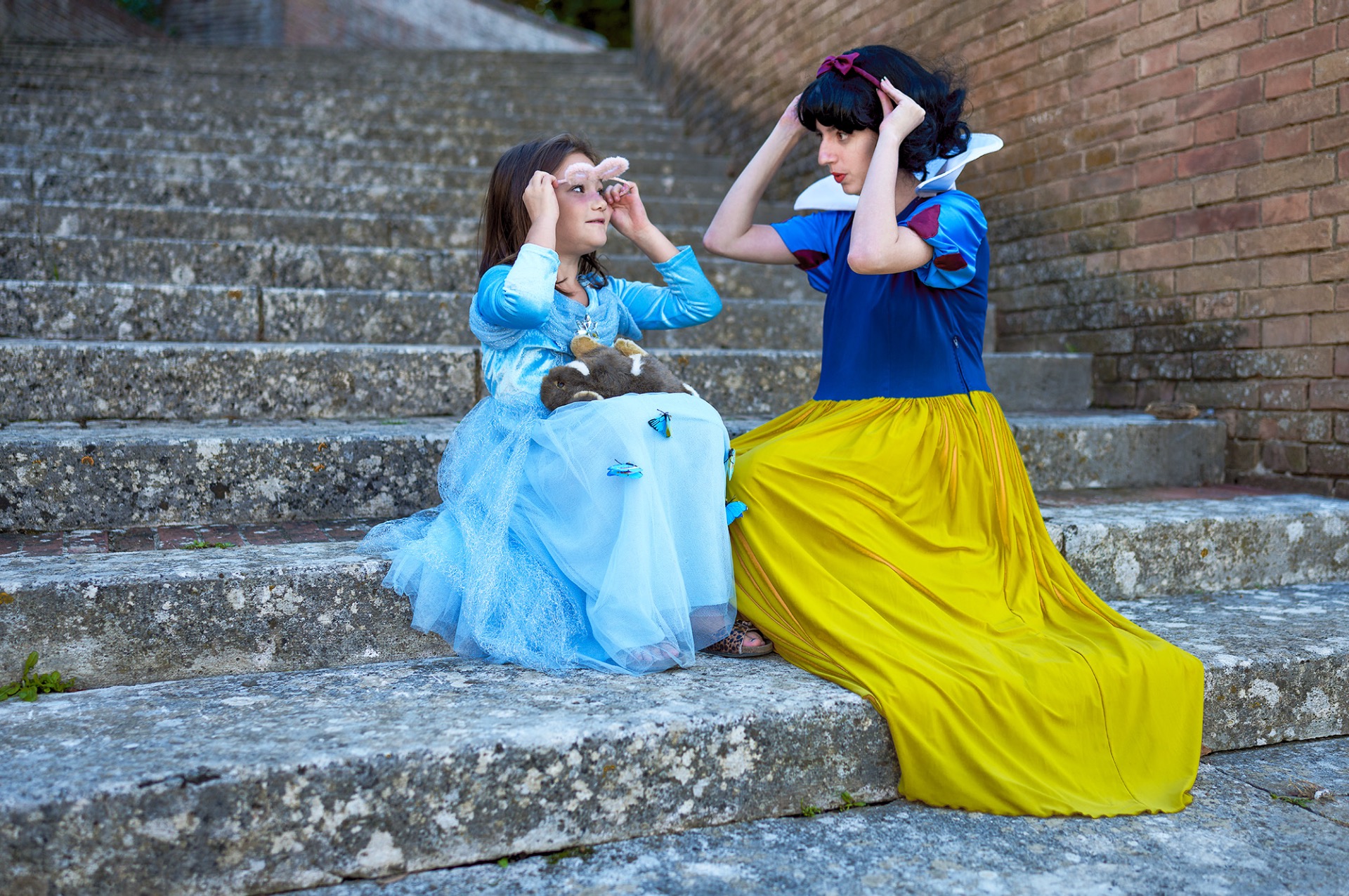 @the_pulcis_cosplay nei panni di Biancaneve mentre interagisce con una bambina.