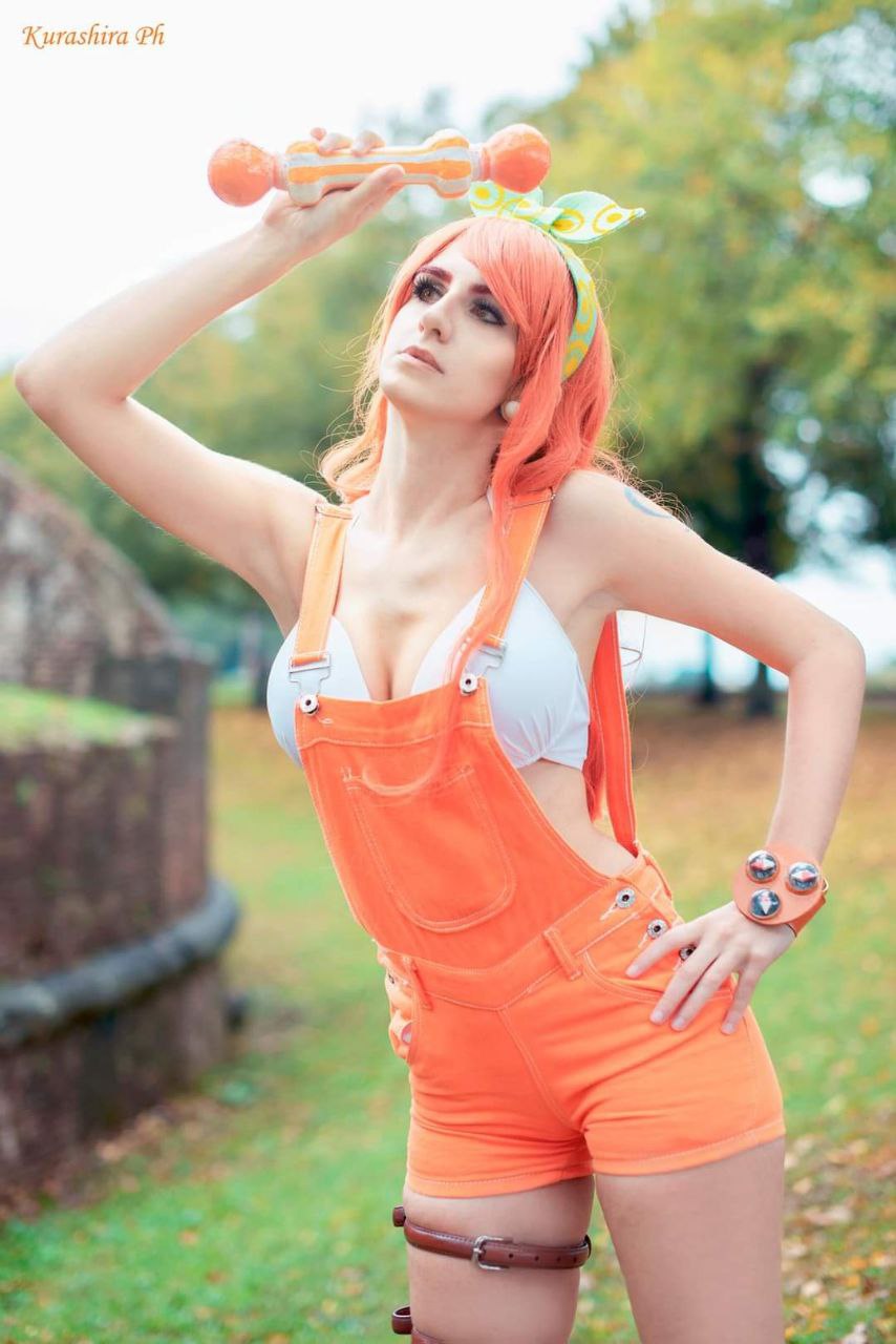 @_nic_chan_ nel suo cosplay di Nami, qua ha realizzato il prop e i dettagli a mano.