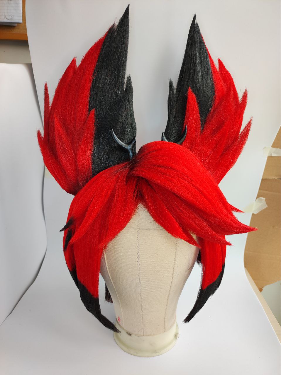 La magnifica parrucca di Alastor realizzata da @micpaulcosplay.